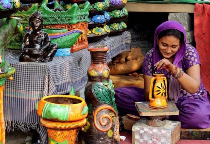 With visa rule change, Indian workers&rsquo; spouses could lose work permits