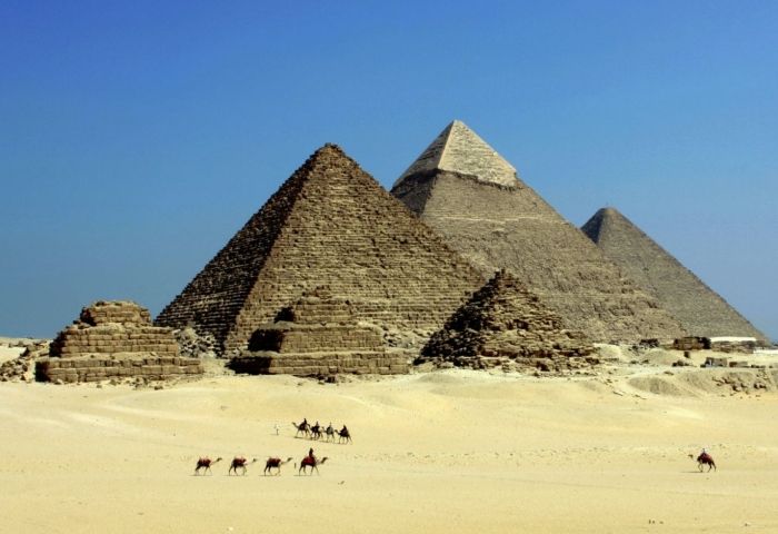 Bomb hits tourist bus near Egypt&rsquo;s Giza Pyramids, wounds 17