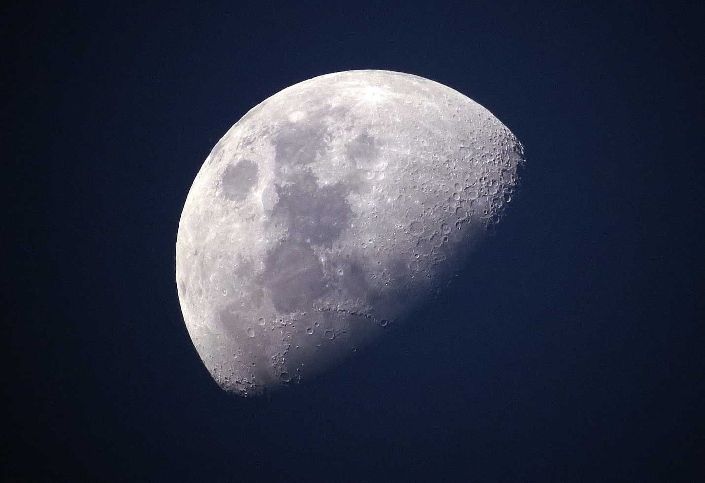 Moon&rsquo;s bulge reveals its slow retreat from Earth