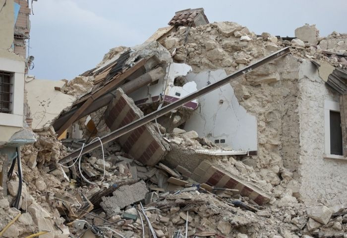 Powerful quake rocks Indonesian tourist island, 82 dead