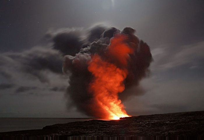 New lava fissure opens as Hawaii awaits explosive eruption