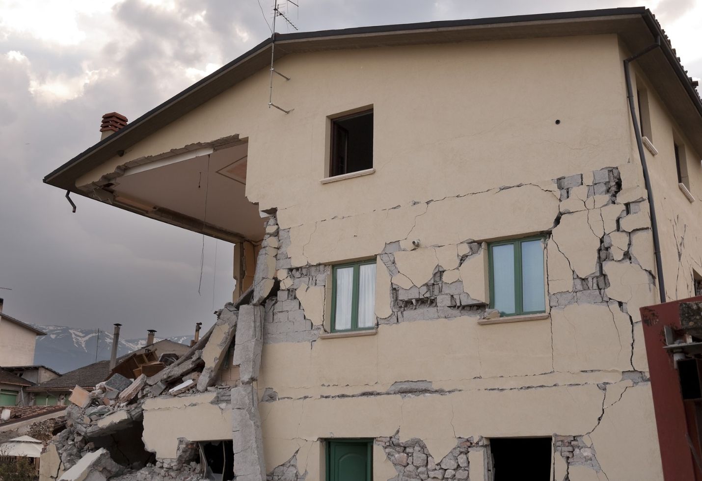 In Anchorage, &lsquo;violent&rsquo; earthquake causes extensive damage