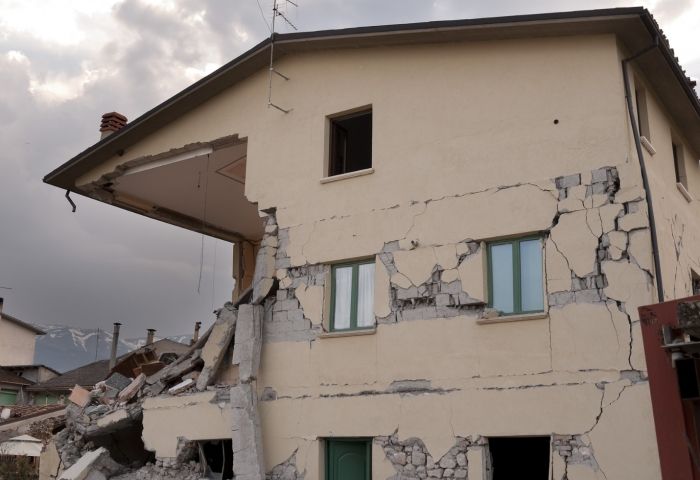 In Anchorage, &lsquo;violent&rsquo; earthquake causes extensive damage