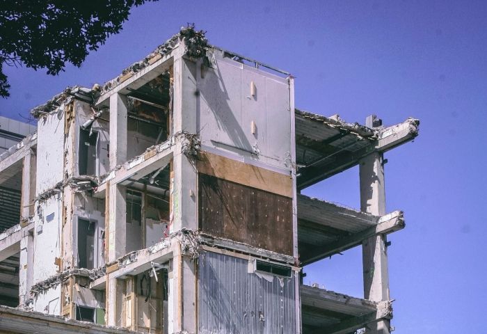 Strong quake kills 1, collapses building in Philippines