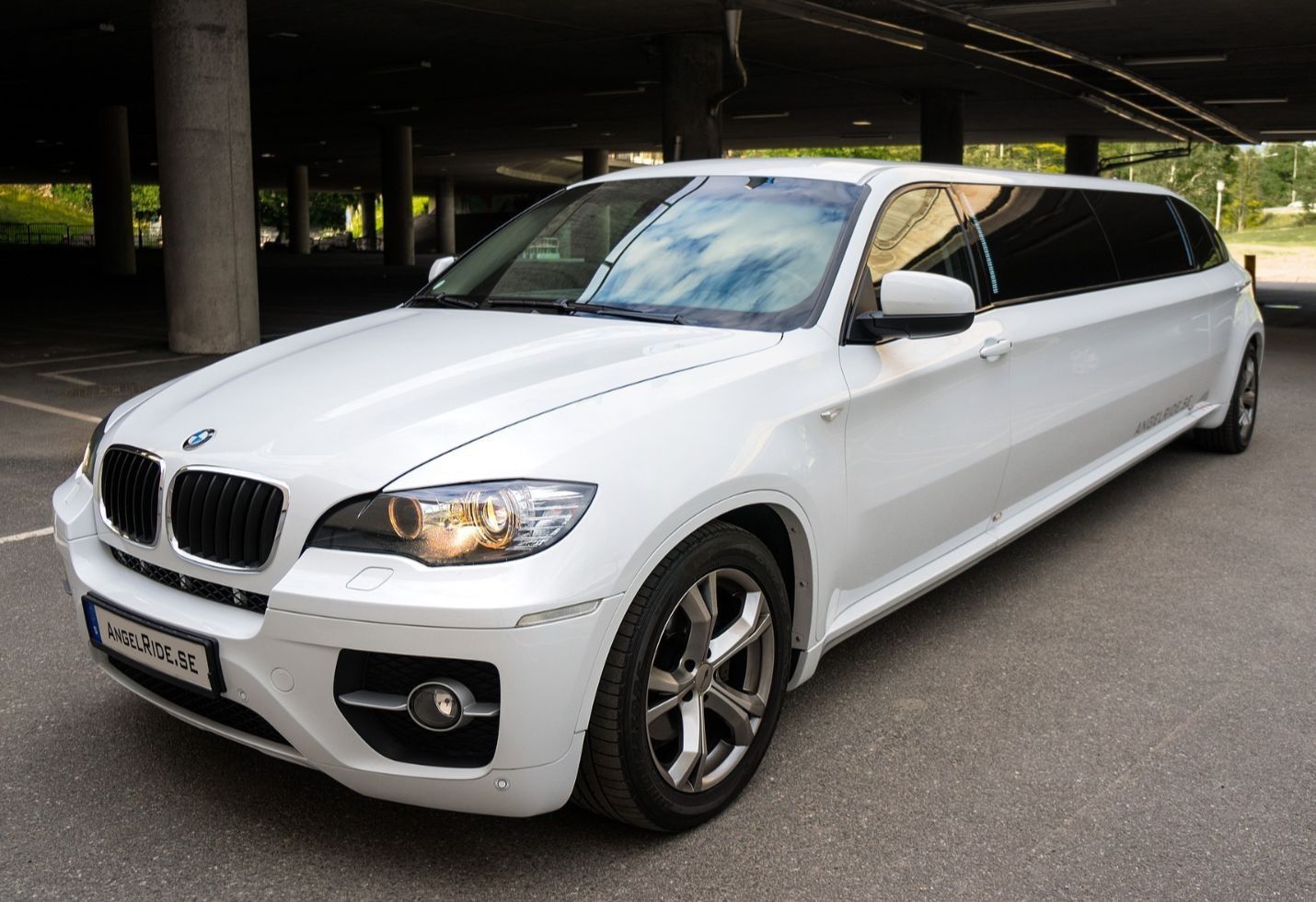 Wedding limousine crash leaves 20 dead in New York State