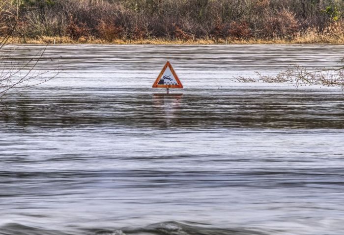 Turkey floods: Cars swept away in Ankara streets