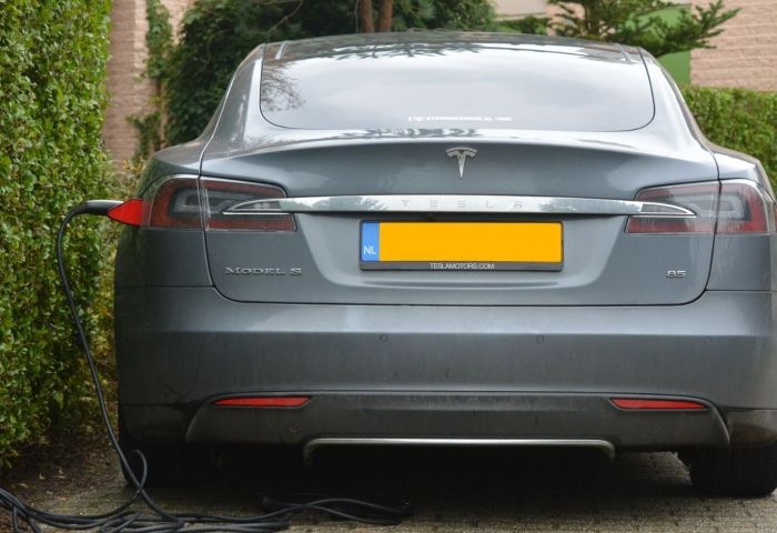 Elon Musk reconsiders: Tesla stays public