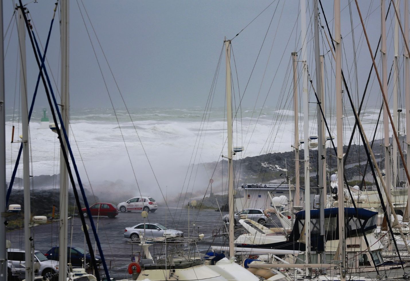 Indonesia tsunami: Fears of new wave as Anak Krakatau volcano seethes