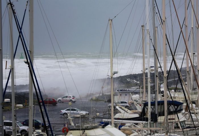 Indonesia tsunami: Fears of new wave as Anak Krakatau volcano seethes