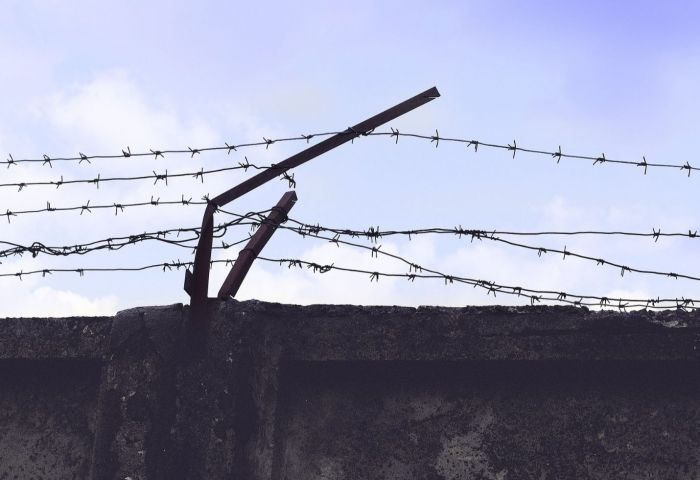 Trump sets odds of reaching deal on wall at less than 50-50