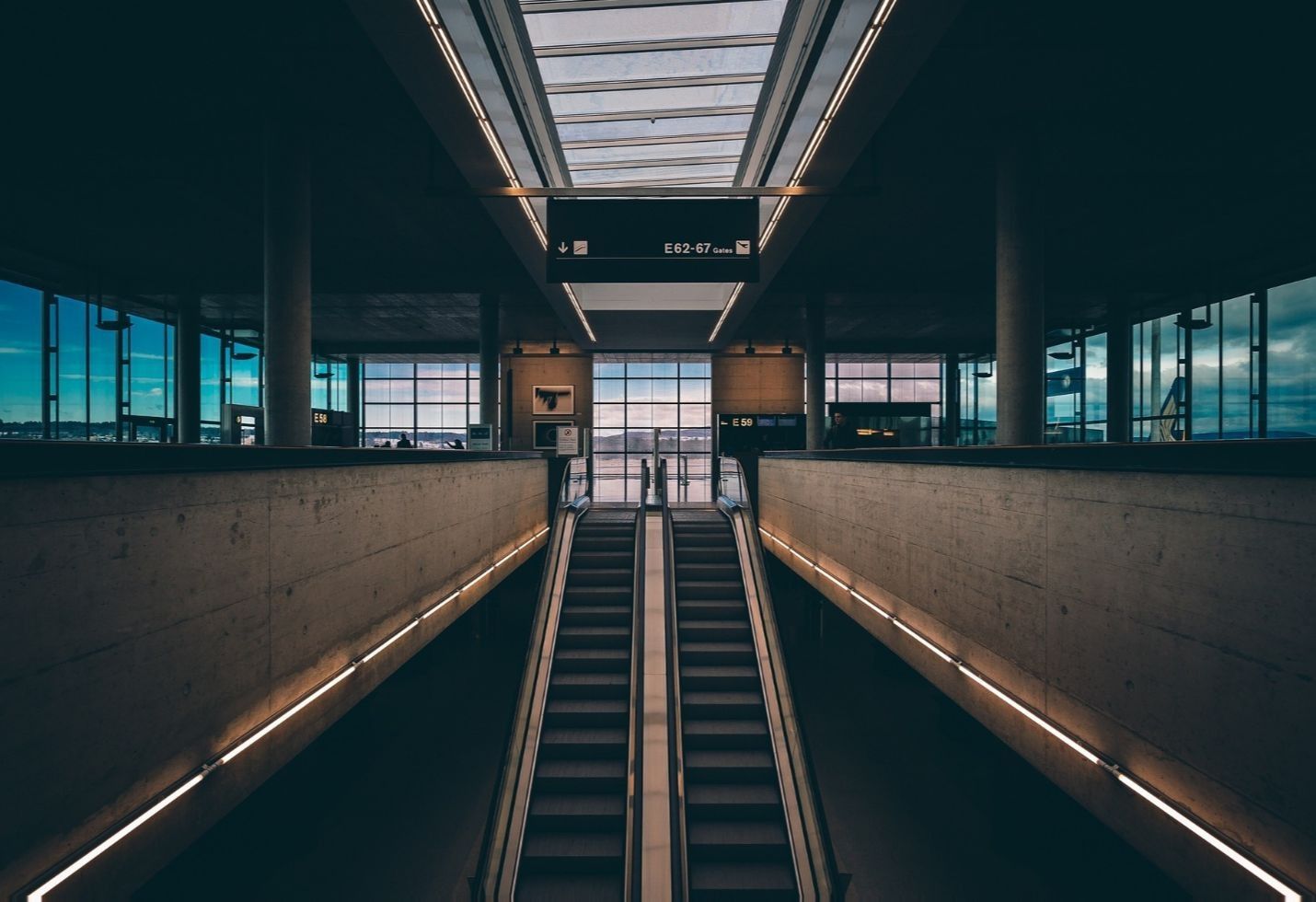 Yemen war: Battle rages over Hudaydah airport