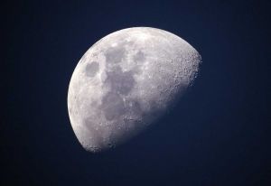 Moon&rsquo;s bulge reveals its slow retreat from Earth