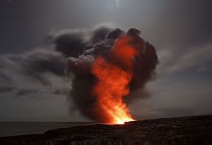 New lava fissure opens as Hawaii awaits explosive eruption